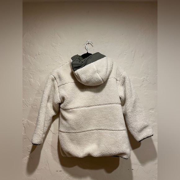 The GAP Kids Cozy Cream and Green Sherpa Jacket Size 12 Medium - Picture 2 of 9